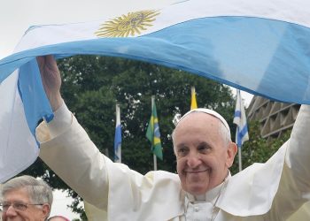 Papa Francesco in Brasile nel 2013, con n mano una bandiera dell'Argentina (Ansa)