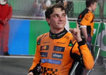Oscar Piastri festeggia la vittoria in Arabia Saudita in Formula 1 (Foto ANSA)
