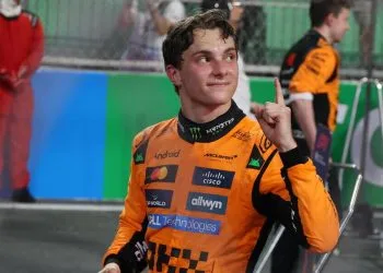 Oscar Piastri festeggia la vittoria in Arabia Saudita in Formula 1 (Foto ANSA)