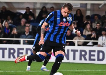 Mateo Retegui segna il rigore in Atalanta Lecce (Foto ANSA)