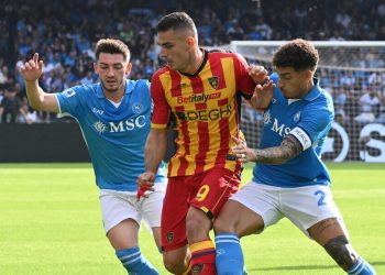 Nikola Krstovic contrastato da Billy Gilmour e Giovanni Di Lorenzo in Napoli Lecce (Foto ANSA)