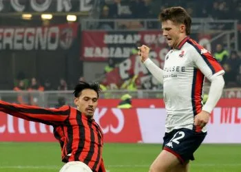 Tijjani Reijnders contrasta Morten Frendrup in Milan Genoa (Foto ANSA)