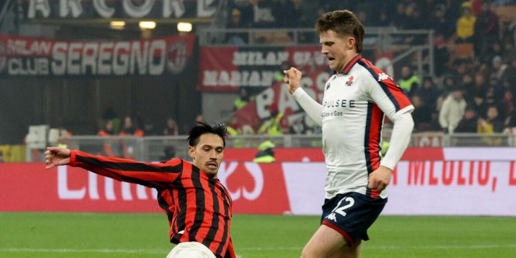 Tijjani Reijnders contrasta Morten Frendrup in Milan Genoa (Foto ANSA)