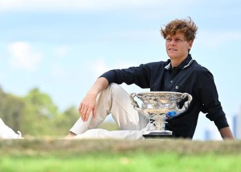 Jannik Sinner con il trofeo degli Australian Open (Foto ANSA)