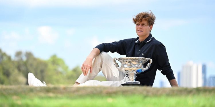 Jannik Sinner con il trofeo degli Australian Open (Foto ANSA)