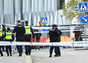 Uppsala (Svezia). Polizia sul luogo della sparatoria (Ansa)