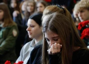 Kiev (Ucraina), si piangono le vittime dell'attacco russo del 24 aprile (Ansa)