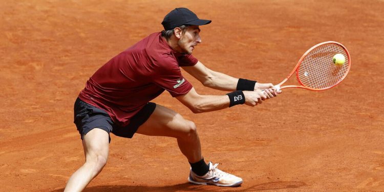 Matteo Arnaldi affronta i quarti del Maxdrid Open 2025 (Foto ANSA)