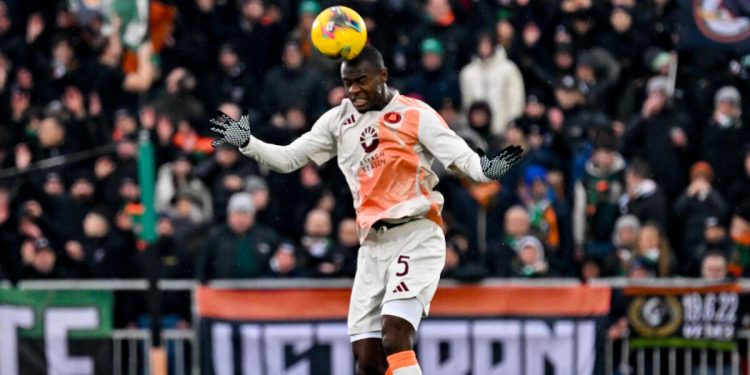 Stacco aereo di Evan N'Dicka con la Roma (Foto ANSA)