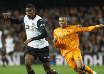 Cristhian Mosquera chiude su Kylian Mbappé in Valencia Real Madrid (Foto ANSA)