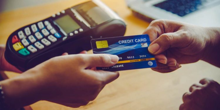 Carta di credito, è vero che si spende di più? la verità