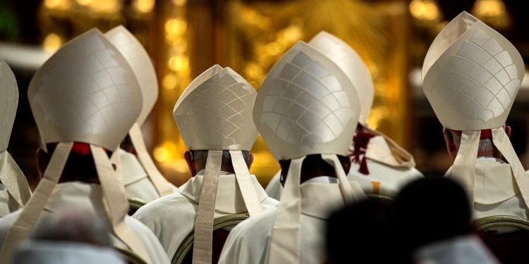 Cardinali in San Pietro durante l'ottava Messa dei Novendiali (Ansa)