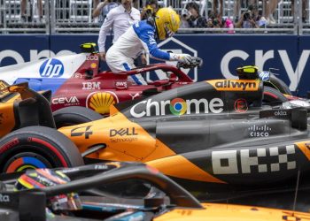 Le due McLaren e la Ferrari di Lewis Hamilton dopo la Sprint del Gp Miami di Formula 1 (Foto ANSA)