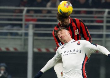 Matteo Gabbia svetta su Andrea Pinamonti in Milan Genoa (Foto ANSA)