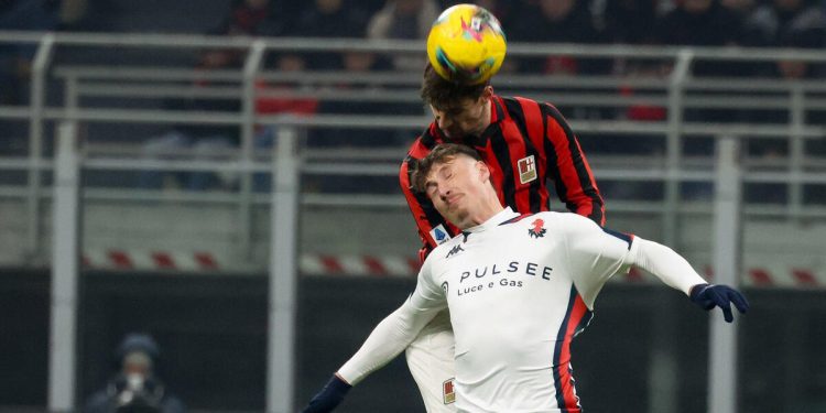 Matteo Gabbia svetta su Andrea Pinamonti in Milan Genoa (Foto ANSA)