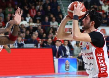 Davide Alviti al tiro contro Aamir Simms in Varese Venezia (da facebook.com/pallvarese)