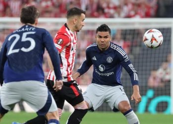 Alex Berenguer contro Casemiro in Athletic Bilbao Manchester United (Foto ANSA)
