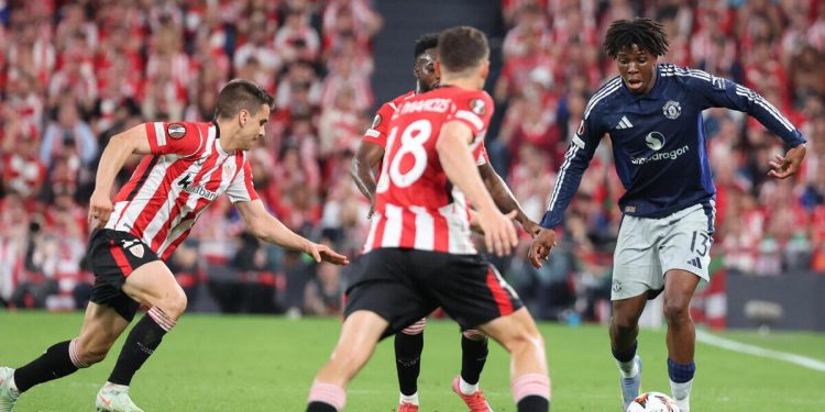 Patrick Dorgu con il Manchester United contro l'Athletic Bilbao (Foto ANSA)