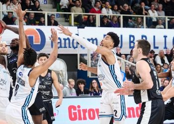 Un momento di Trento Napoli alla Il T Quotidiano Arena (da facebook.com/AquilaBasketTN)