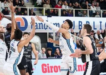 Un momento di Trento Napoli alla Il T Quotidiano Arena (da facebook.com/AquilaBasketTN)