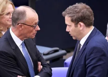 Brutto inizio per Friedrich Merz (s) e il vicecancelliere e ministro delle Finanze Lars Klingbeil (Ansa)