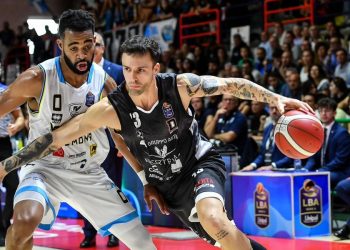 Tommaso Baldasso contro Phil Booth in Tortona Cremona (da facebook.com/DerthonaBasket)