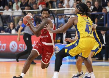 Daniel Akin difende su Armoni Brooks in Scafati Milano (da facebook.com/OlimpiaMilano1936)