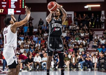 Matt Morgan al tiro contro JD Notae in Trapani Virtus Bologna (da facebook.com/VirtusSegafredoBologna)