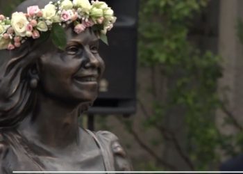 La statua di Carlotta Dessì a Gergei