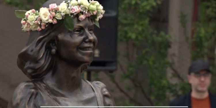 La statua di Carlotta Dessì a Gergei