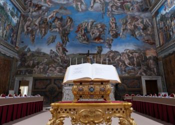 La Cappella Sistina attende i cardinali per l'elezione del successore di papa Francesco (Ansa)