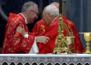 Re e Parolin alla messa di inizio Conclave