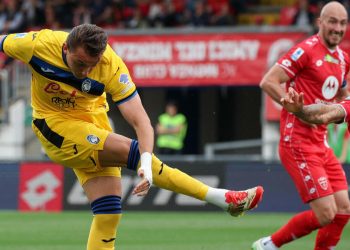 Mateo Retegui al tiro in Monza Atalanta (Foto ANSA)