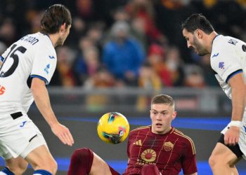 Artem Dovbyk contro Marten De Roon e Sead Kolasinac in Roma Atalanta (Foto ANSA)