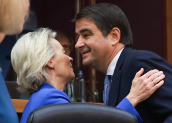 Ursula von der Leyen, presidente della Commissione UE, con Raffaele Fitto, commissario a Coesione e riforme (Ansa)