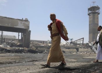 L'aeroporto di Sana'a (Yemen) colpito dalle bombe israeliane (Ansa)