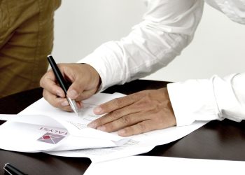 Firma sul contratto di casa