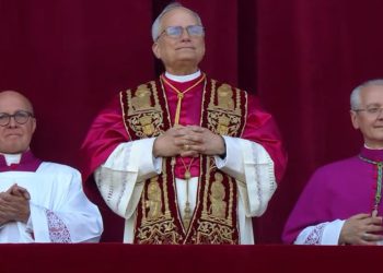 Conclave 2025: il cardinale Robert Francis Prevost nelle vesti di Papa Leone XIV