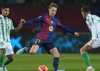 Frenkie De Jong con il Barcellona contro il Betis (Foto ANSA)