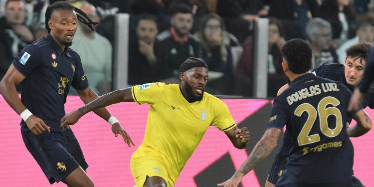 Boulaye Dia contro Khéphrén Thuram e Douglas Luiz in Juventus Lazio (Foto ANSA)