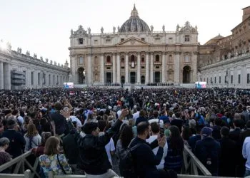 La folla radunata in piazza San Pietro per conoscere il nuovo Papa (Ansa)