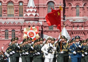 Soldati cinesi marciano a Mosca nel Giorno della vittoria (Ansa)