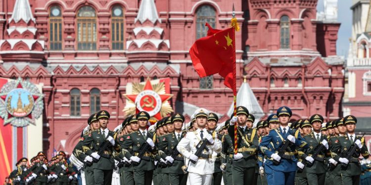 Soldati cinesi marciano a Mosca nel Giorno della vittoria (Ansa)