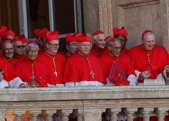 Cardinali affacciati a San Pietro dopo l'elezione di Leone XIV (Ansa)