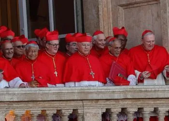 Cardinali affacciati a San Pietro dopo l'elezione di Leone XIV (Ansa)