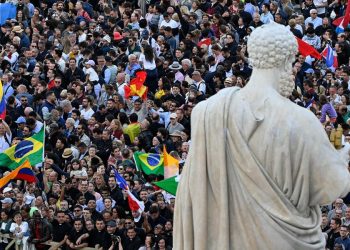 Fedeli in Piazza San Pietro salutano il nuovo papa Leone XIV (Ansa)