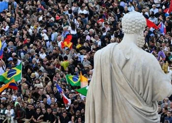 Fedeli in Piazza San Pietro salutano il nuovo papa Leone XIV (Ansa)
