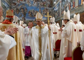 Papa Leone XIV dopo la prima messa da Pontefice nella Cappella Sistina (Ansa)