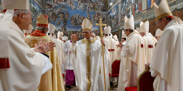 Papa Leone XIV dopo la prima messa da Pontefice nella Cappella Sistina (Ansa)