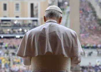 Papa Leone XIV affacciato a Piazza San Pietro per il primo Regina Coeli del pontificato, 11 maggio 2025 (Ansa)